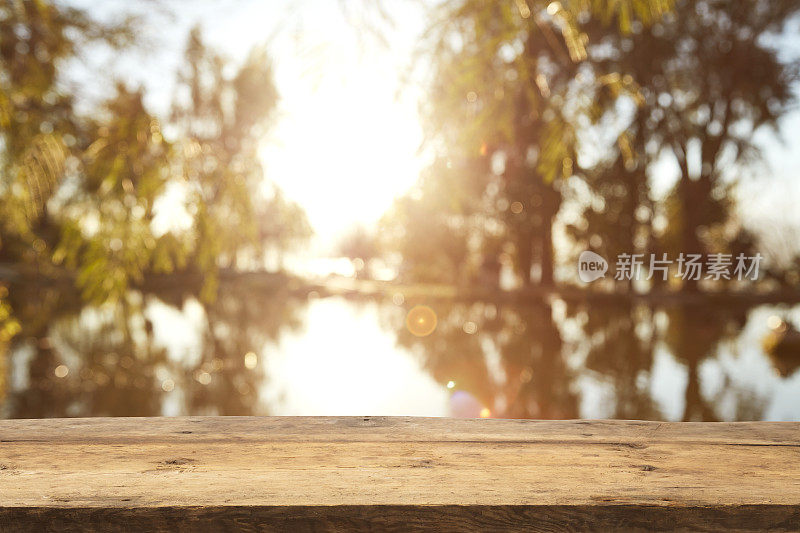 木质桌面上模糊的热带背景