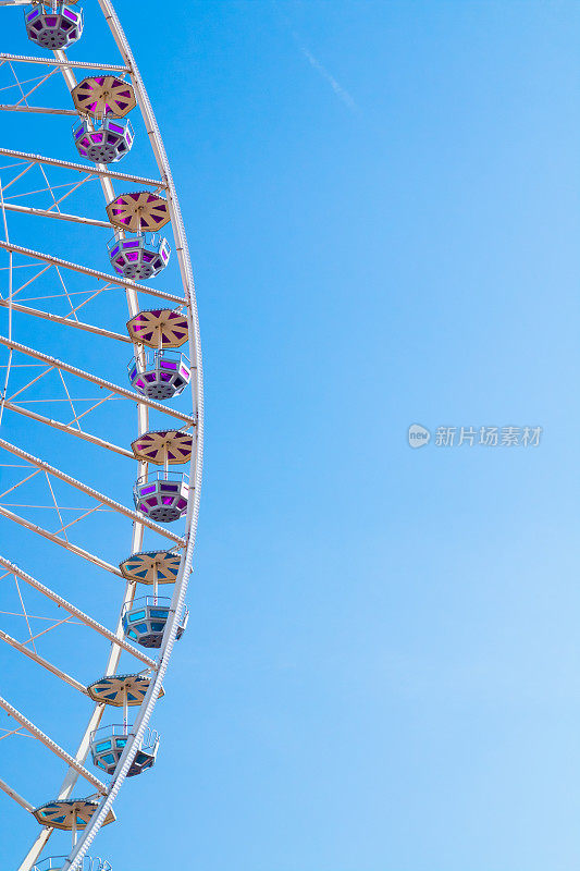 大摩天轮的一部分空旋转木马拍摄了晴朗的蓝天背景没有人