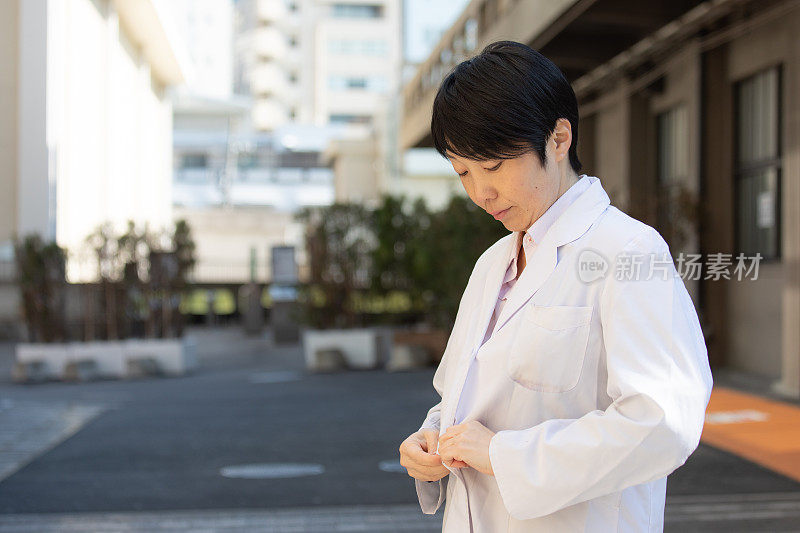 穿着实验室大褂的日本女人