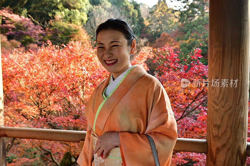 穿着和服的日本女人在京都东福寺蹦蹦跳跳