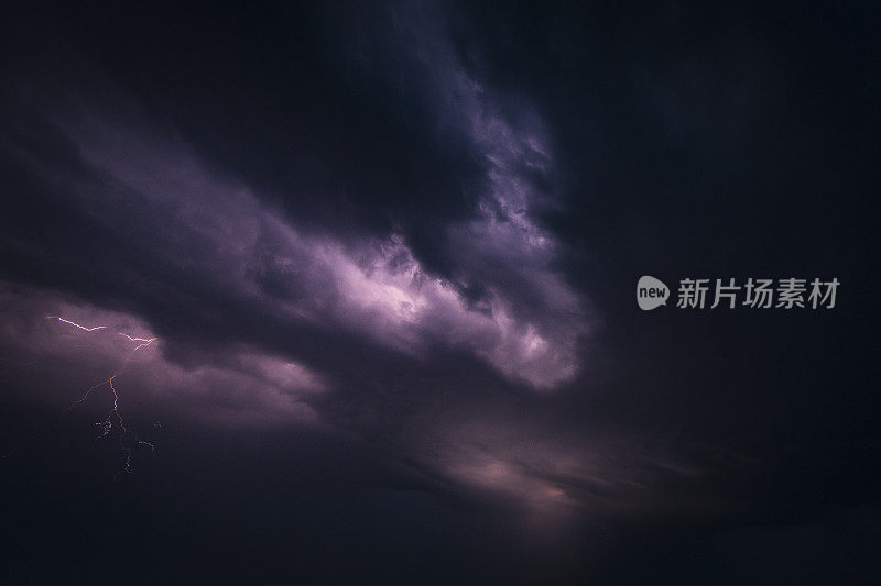 夏天雷雨时夜空中的闪电