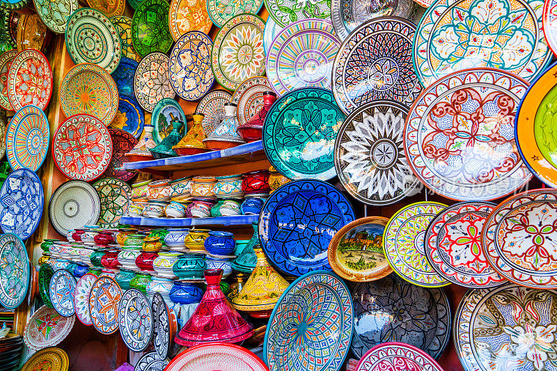 传统摩洛哥瓷器盘子和盘子的零售商店。马拉喀什旧城(麦地那)中央市场。
