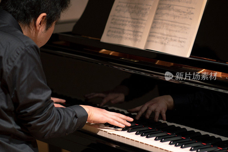 中年男子在古典音乐会上弹钢琴