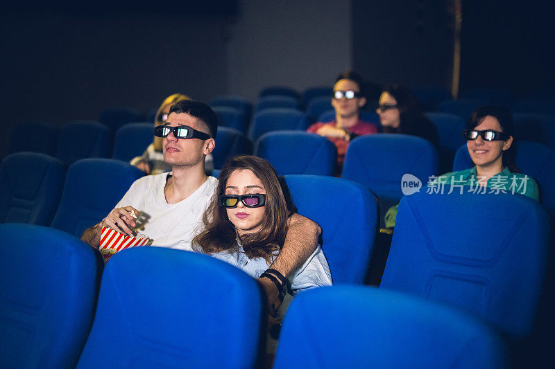 情侣在电影院看电影。