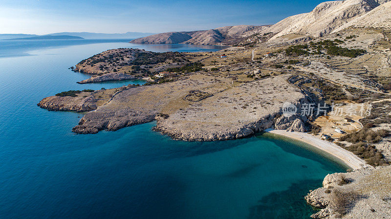 鸟瞰图美丽的海滩上的Krk岛，克罗地亚