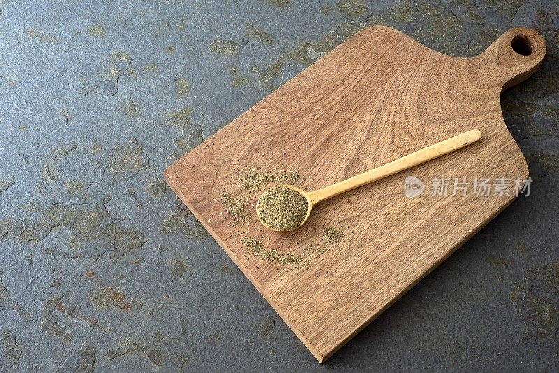 切菜板用汤匙和黑胡椒