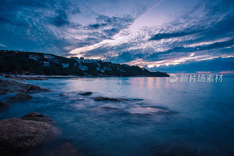 海面上的日落，天空阴沉