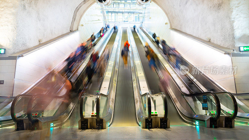 模糊运动，火车站站台自动扶梯，斯德哥尔摩市