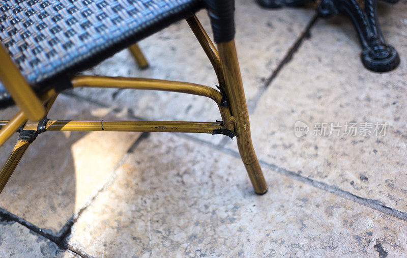 传统的法国咖啡椅:鹅卵石上的乡村黑柳条