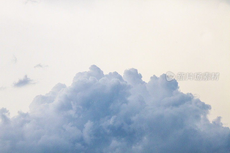 毛茸茸的柔和的Cloudscape