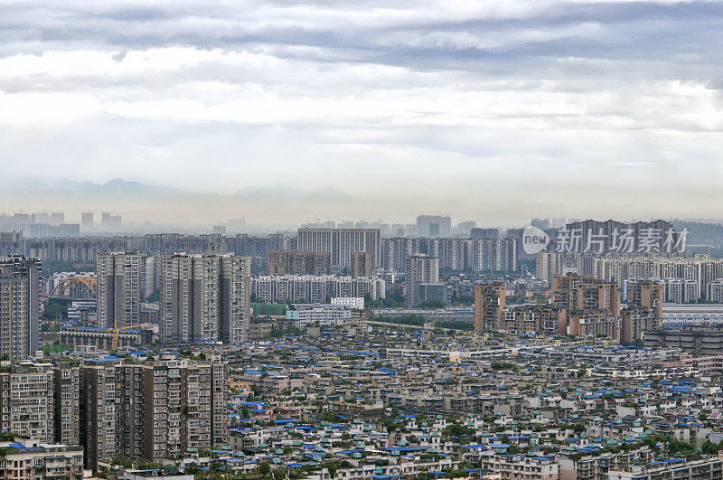 城市天际线在日出，成都，中国