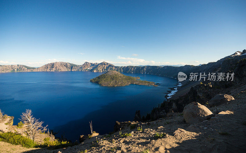 火山口湖与巫师岛的全景