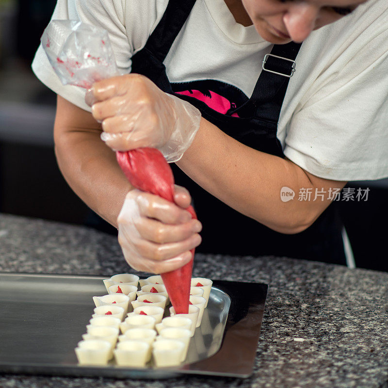 糖果商为巧克力块制作贝壳