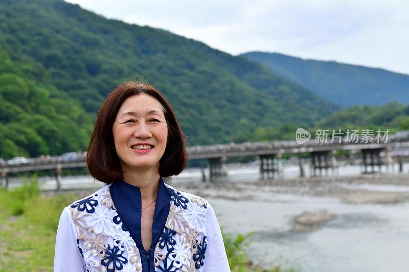 行走在京都岚山河畔的日本妇女