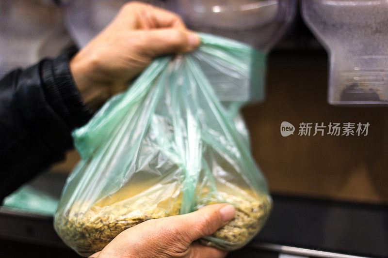 零浪费大宗杂货购物:购物者从垃圾箱里得到燕麦