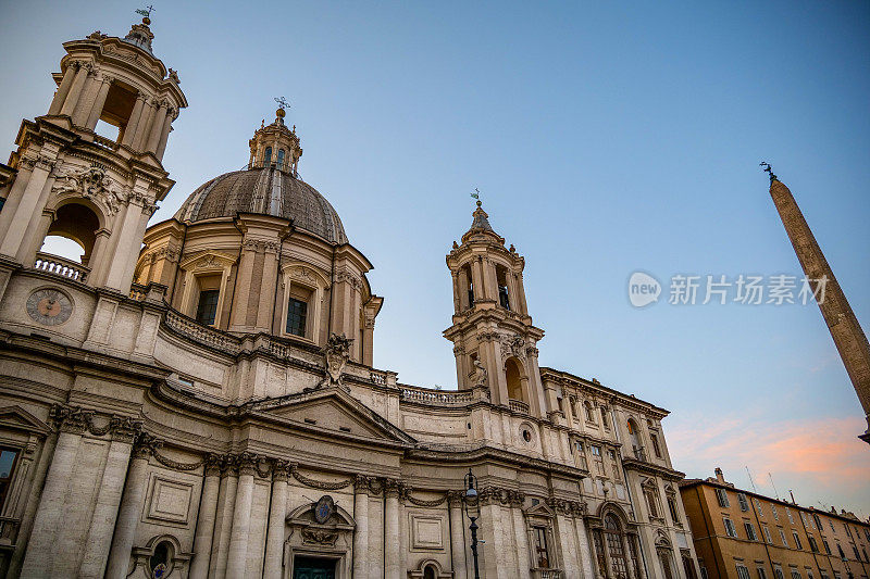 位于罗马纳沃纳广场中心的圣阿格内斯教堂的巴洛克式立面