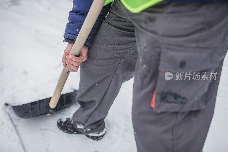 在街上清扫积雪的人