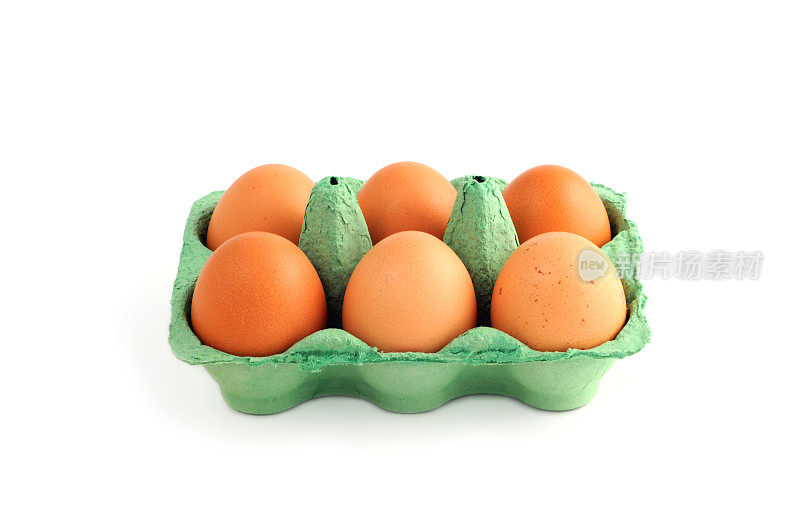 米色的鸡蛋放在盒子托盘上，白色孤立的背景