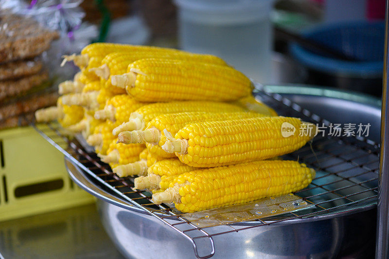 泰国帽雅爱市场的传统蒸甜玉米。