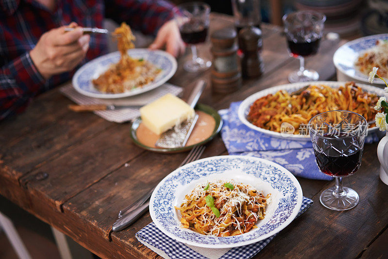 准备素食肉酱面和贝拉罗迪奶酪