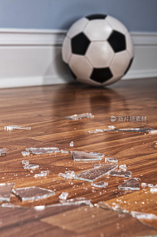 地板上的碎玻璃和足球
