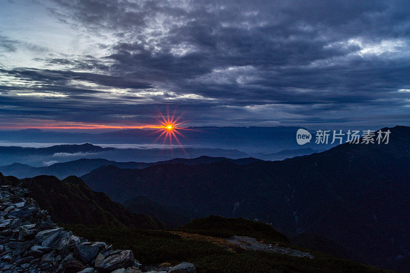 山梨县南阿尔卑斯基塔山的日落