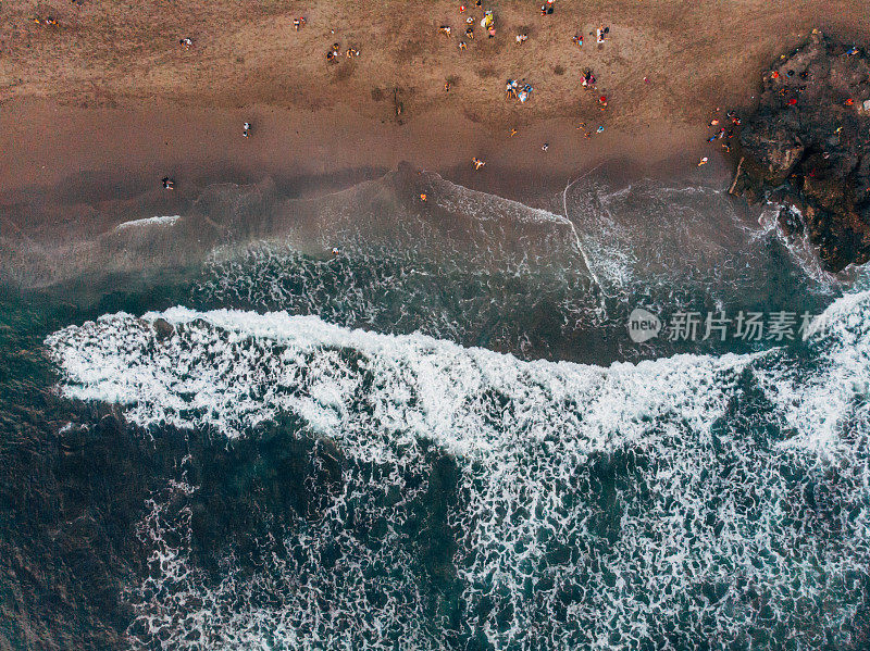 海浪拍打着巴厘岛的海岸线