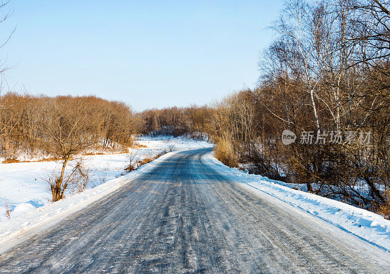 结冰的湖边的土路