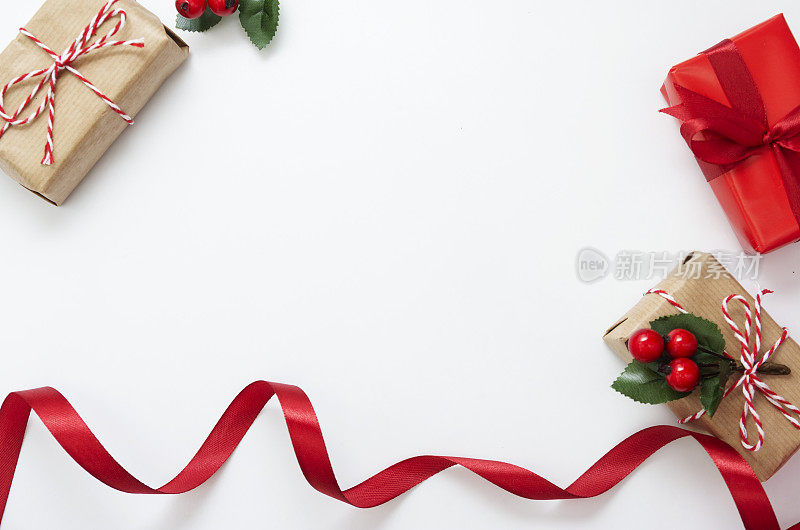 圣诞礼盒，红色和工艺，红色丝带孤立在白色的背景。圣诞节和新年的概念。模拟，复制空间。冬天的假期。