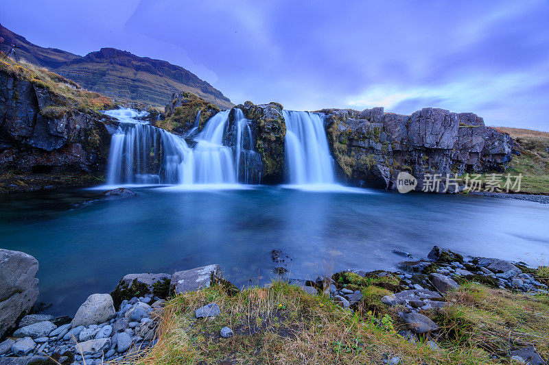 冰岛延时摄影的瀑布和名山。冰岛北部的Kirkjufellsfoss和Kirkjufell自然景观