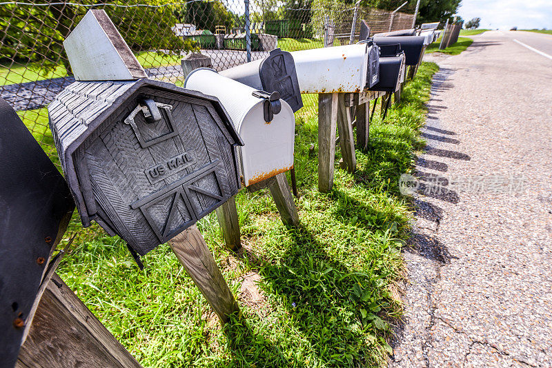 一排老式邮箱旁边的高速公路-美国邮政