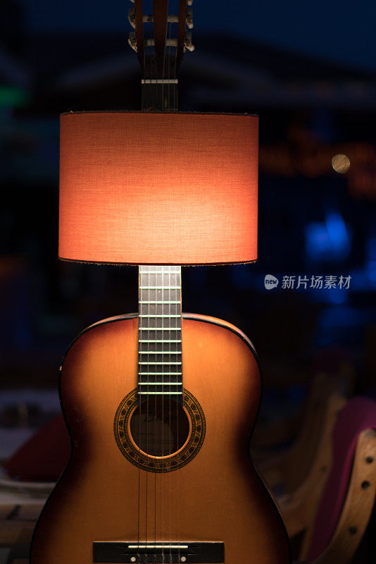 装饰古典吉他在一个黑暗的背景
