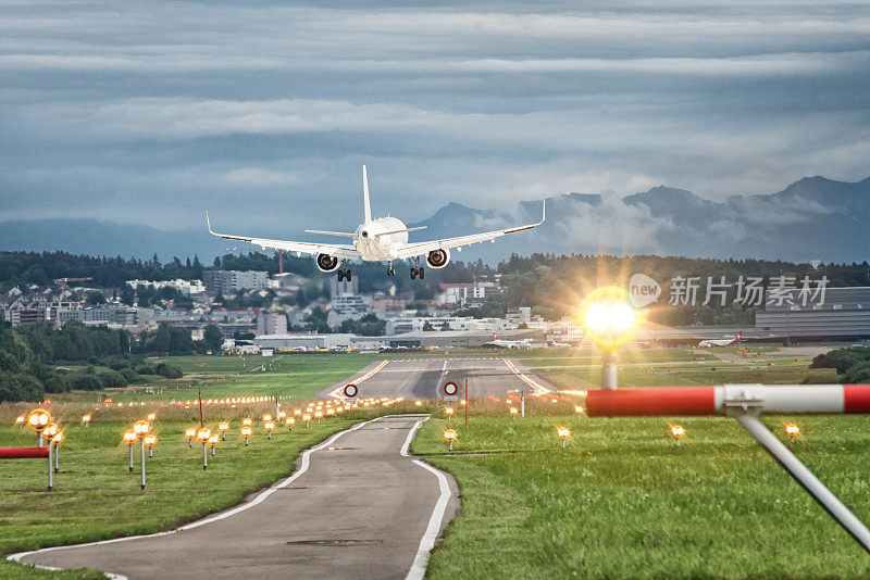 飞机在瑞士苏黎世机场降落