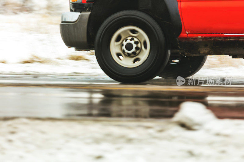 在冰雪潮湿的道路上驾驶美国西部冬季旅行系列