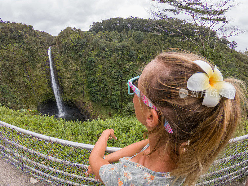 一名女子在夏威夷凝望瀑布