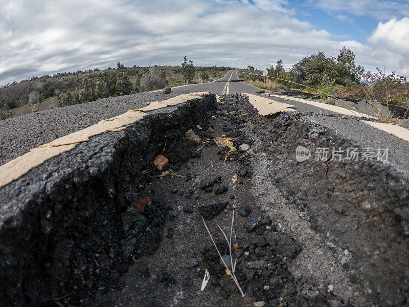 位于夏威夷火山国家公园的火山活动断裂的道路