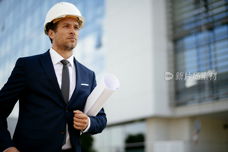 年轻的男工程师在一个建筑工地库存照片