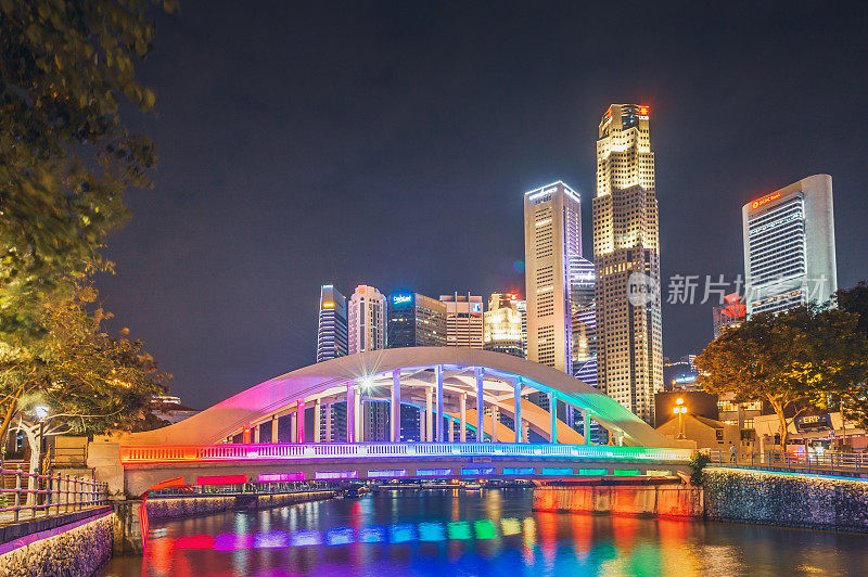 新加坡天际线和滨海湾全景，码头是新加坡的经济中心，这里有新加坡中心的所有建筑