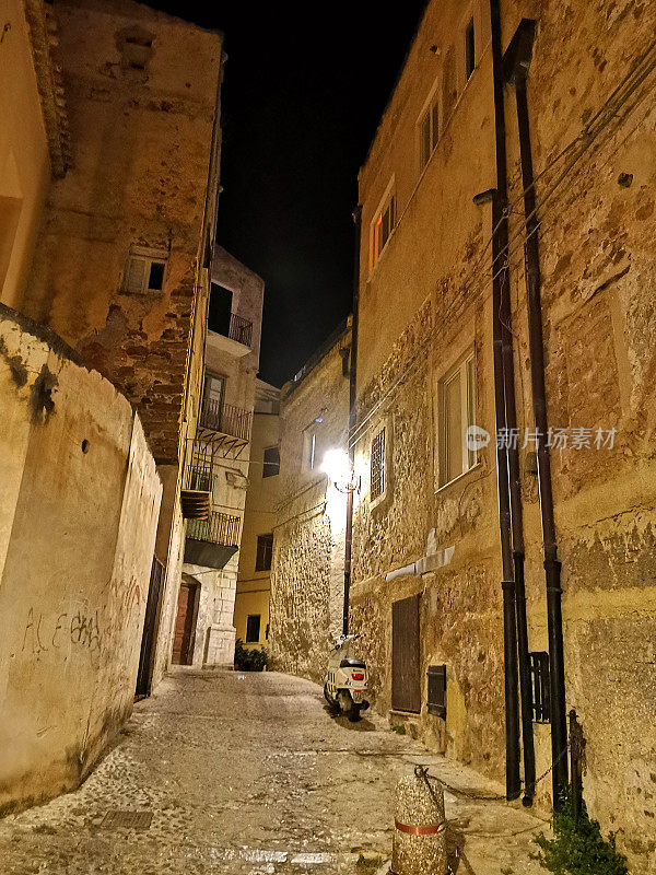 西西里塞法卢的夜晚小巷