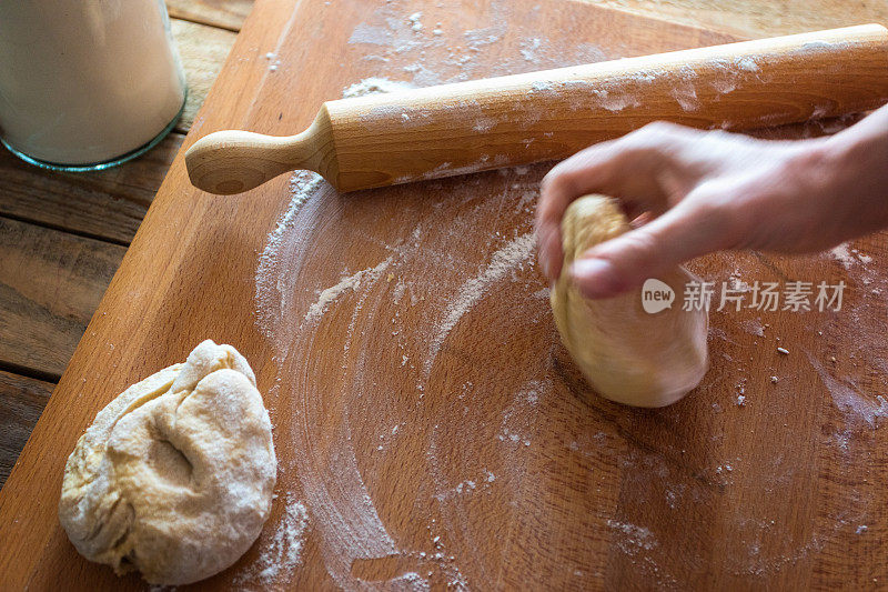 制作复活节兔子蛋糕，揉面团，特写