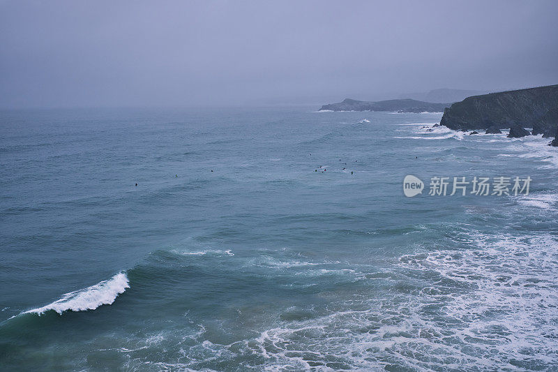 在一个阴沉沉、雾蒙蒙的秋日，康沃尔的纽基海对面的波思岛和冲浪者