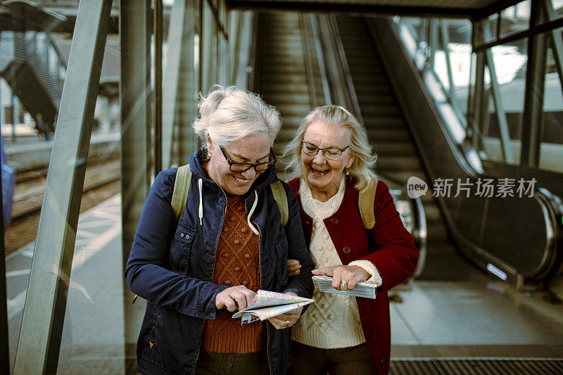 老年人在火车站
