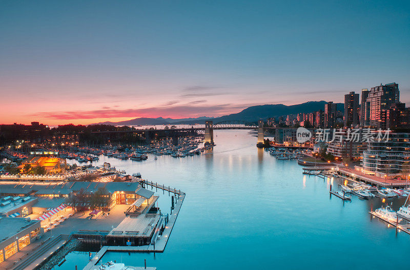 加拿大温哥华市中心。加拿大温哥华格兰维尔岛Burrard桥的风景