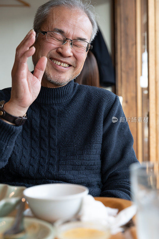 日本男子饭后使用智能手机