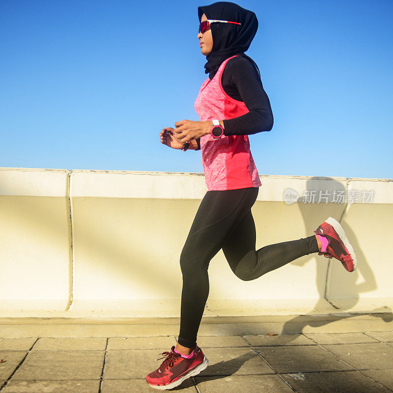 马来西亚女运动员戴着太阳镜跑步
