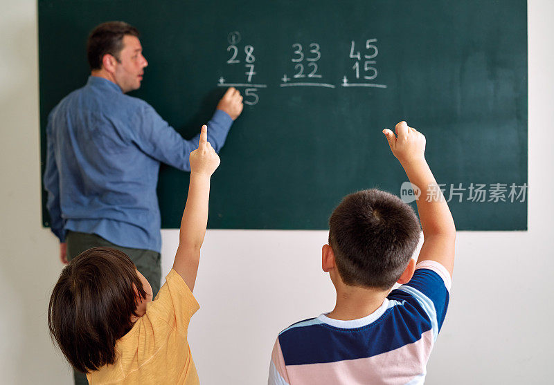孩子们在教学楼的教室里学习数学。教育
