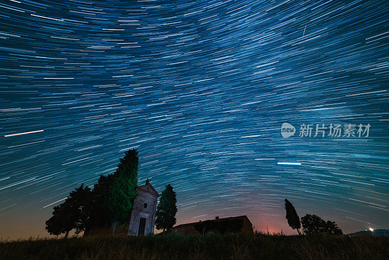 托斯卡纳锡耶纳省瓦尔德奥尔西亚的维塔莱塔教堂，夜晚的星星划过