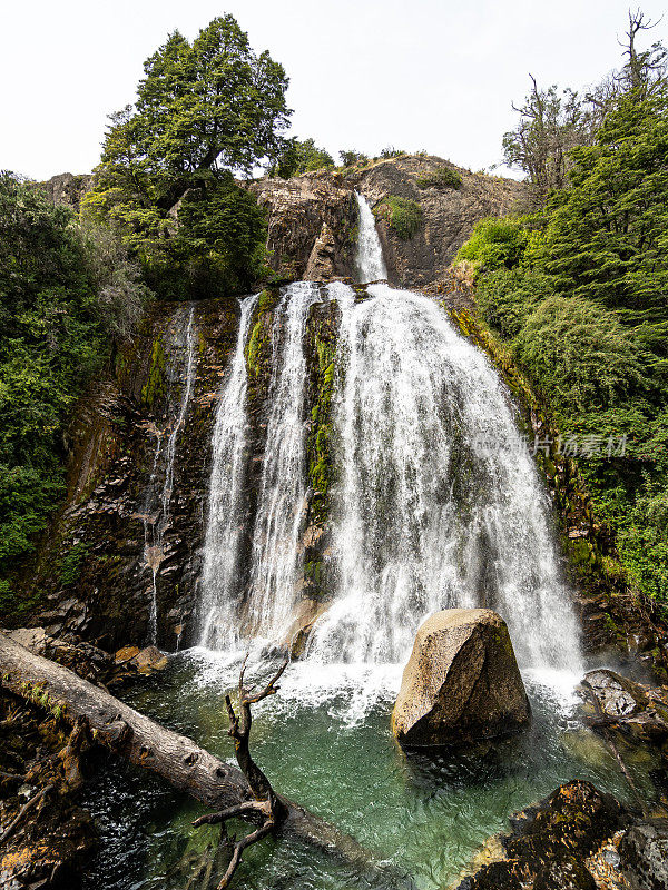 智利巴塔哥尼亚瓜达尔港附近的埃尔玛基瀑布