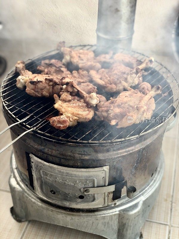 烤鸡在家里正在烤架上烹饪