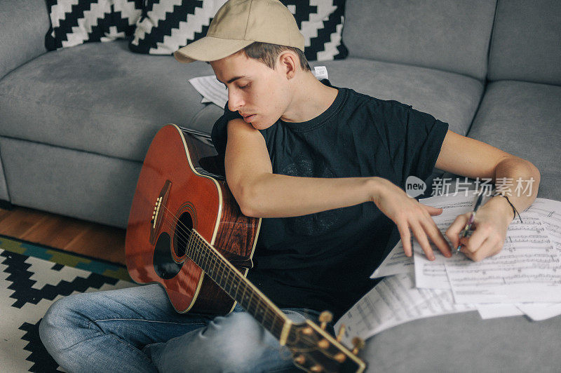 一个年轻人在为他的YouTube频道弹吉他